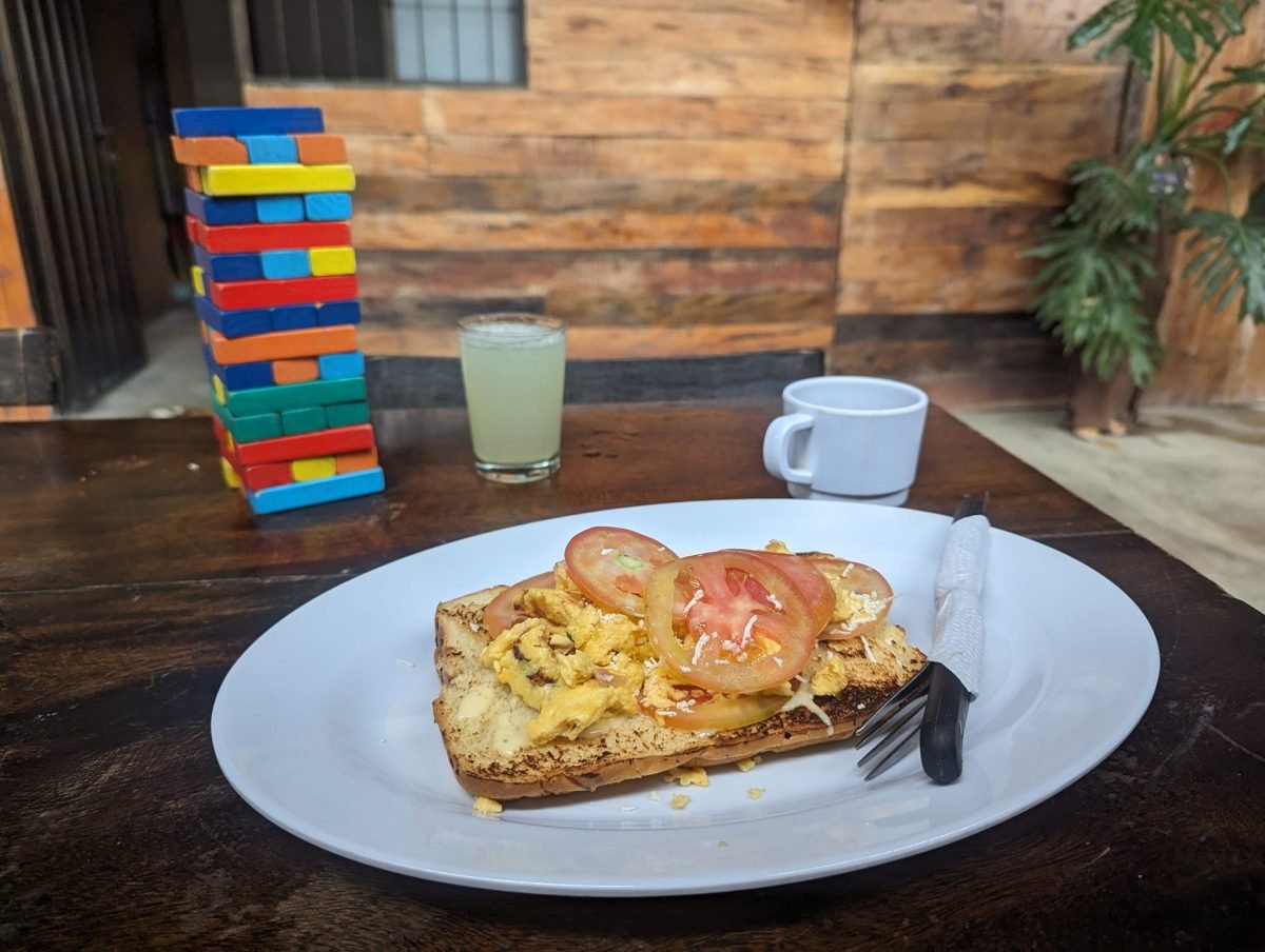Śniadanie w San Gil – tost z jajecznicą i pomidorem, w tle wieża z kolorowych klocków
