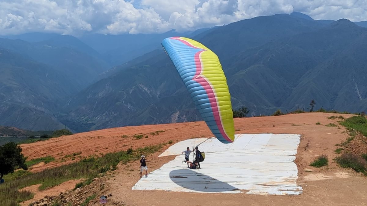 Start paralotni w tandemie z plandeki rozłożonej na zboczu nad kanionem Chicamocha