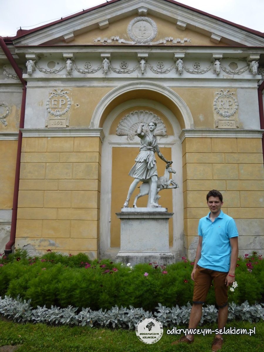 Maciek frente a la escultura de Diana con una cierva en un nicho de la fachada del Picadero de Łańcut