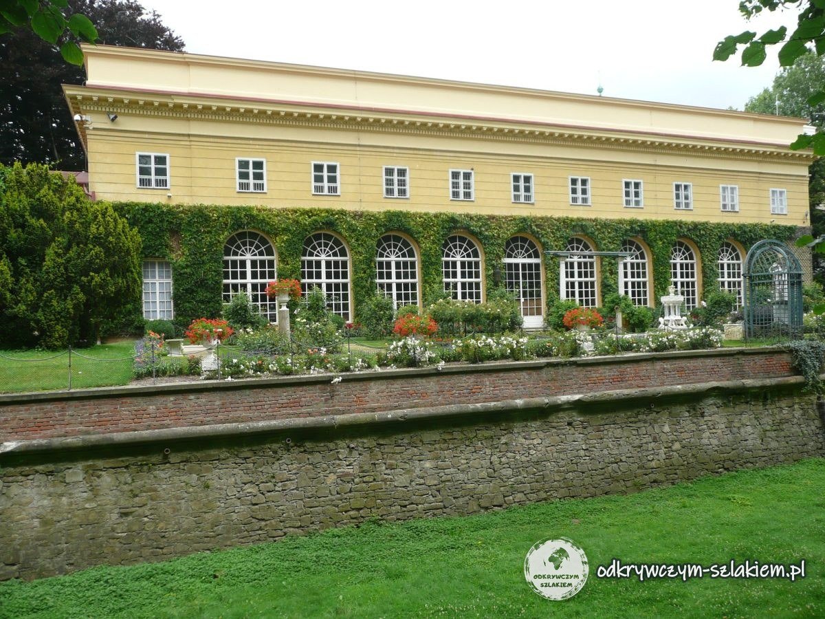 Fachada sur de la Orangerie de Łańcut con ventanas de arco cubiertas de hiedra