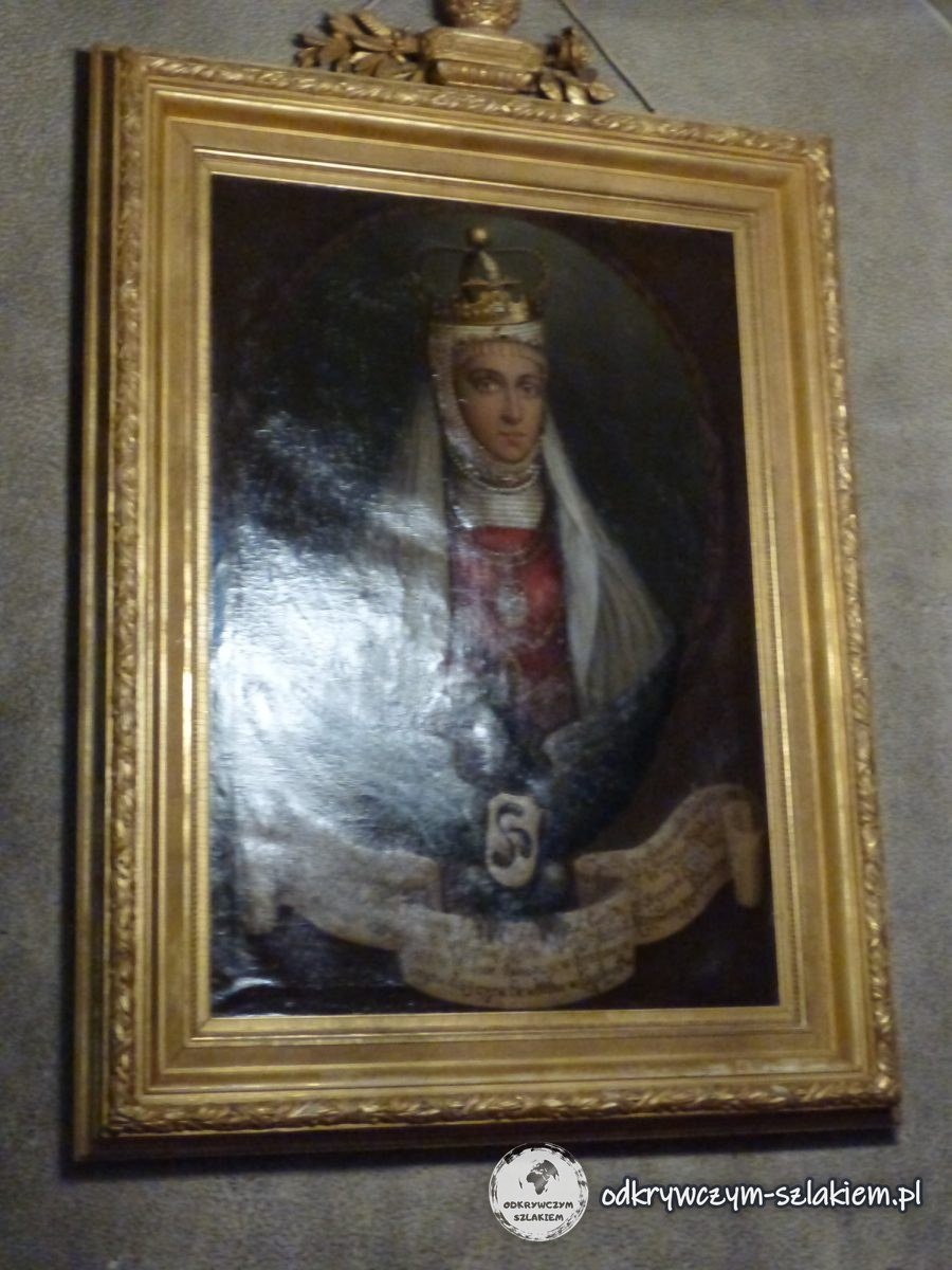 Retrato de una mujer con corona y velo blanco en un marco dorado en el castillo de Łańcut