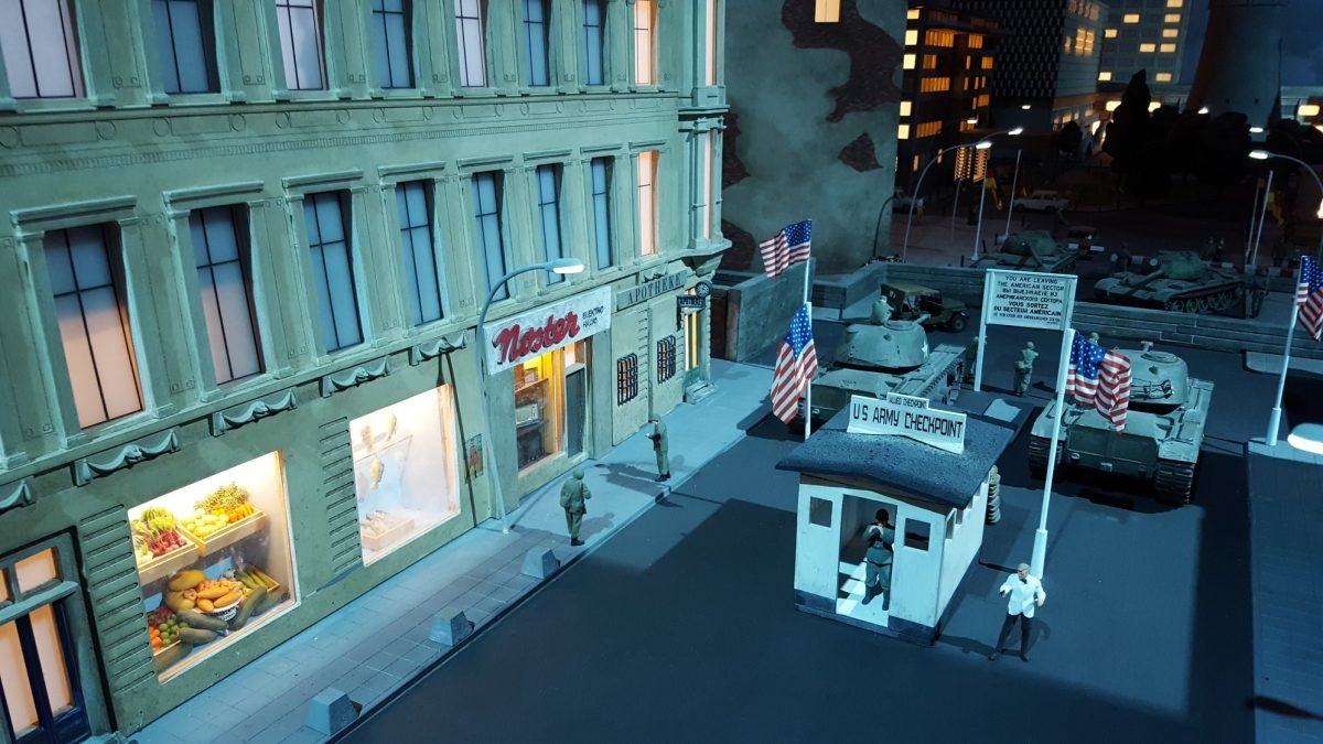 Checkpoint Charlie na makiecie Little BIG City