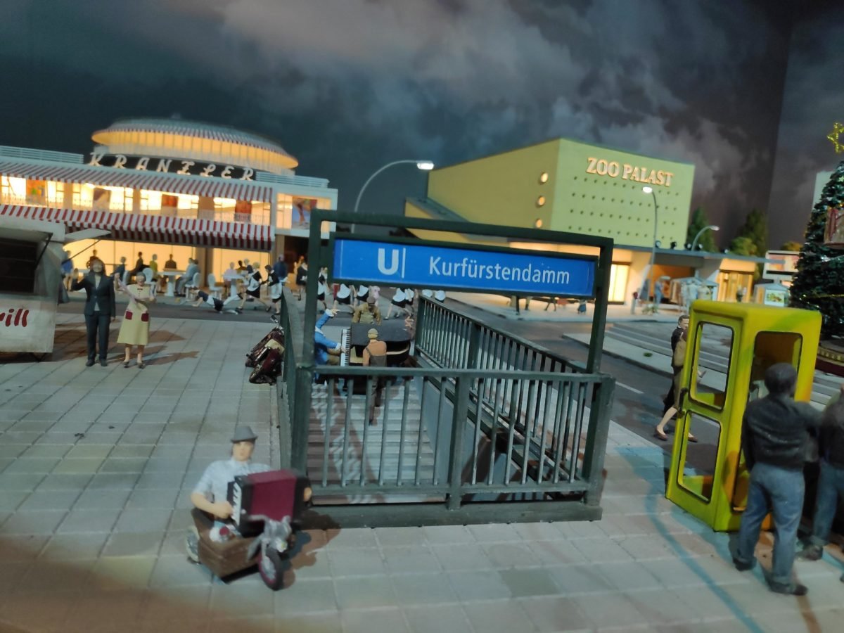 Wejście do metra Kurfürstendamm na makiecie Little BIG City