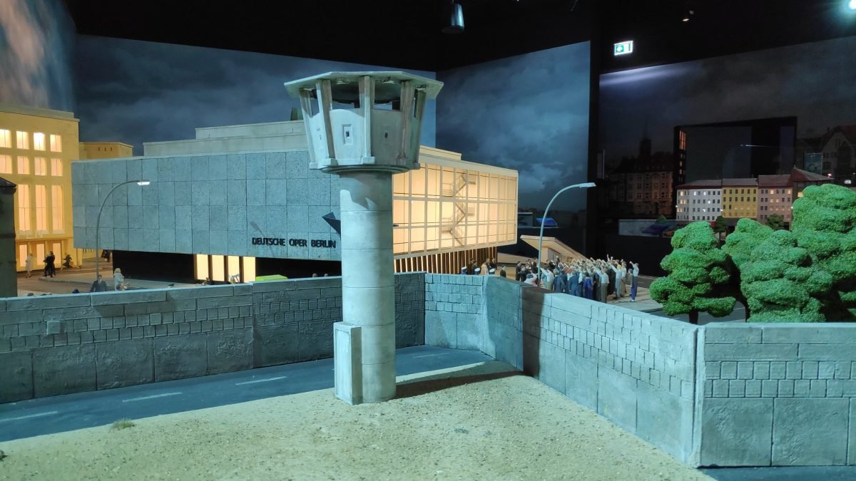 Mur Berliński z wieżą strażniczą na makiecie Little BIG City