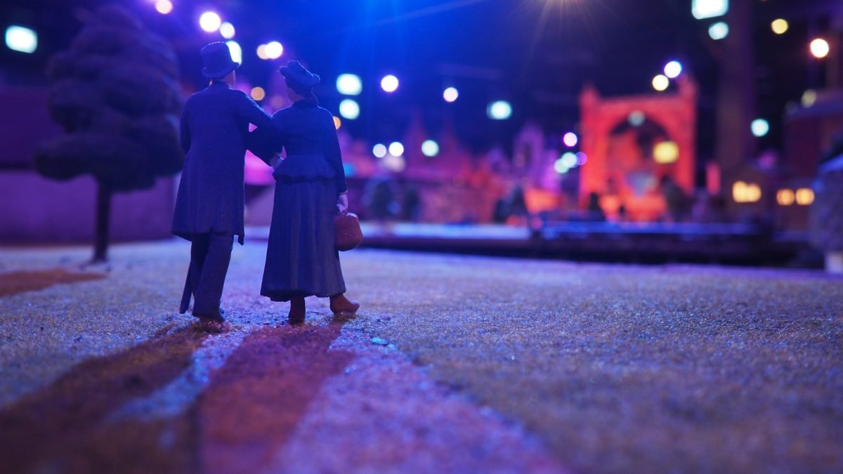 Nocna scena z figurkami na makiecie Little BIG City