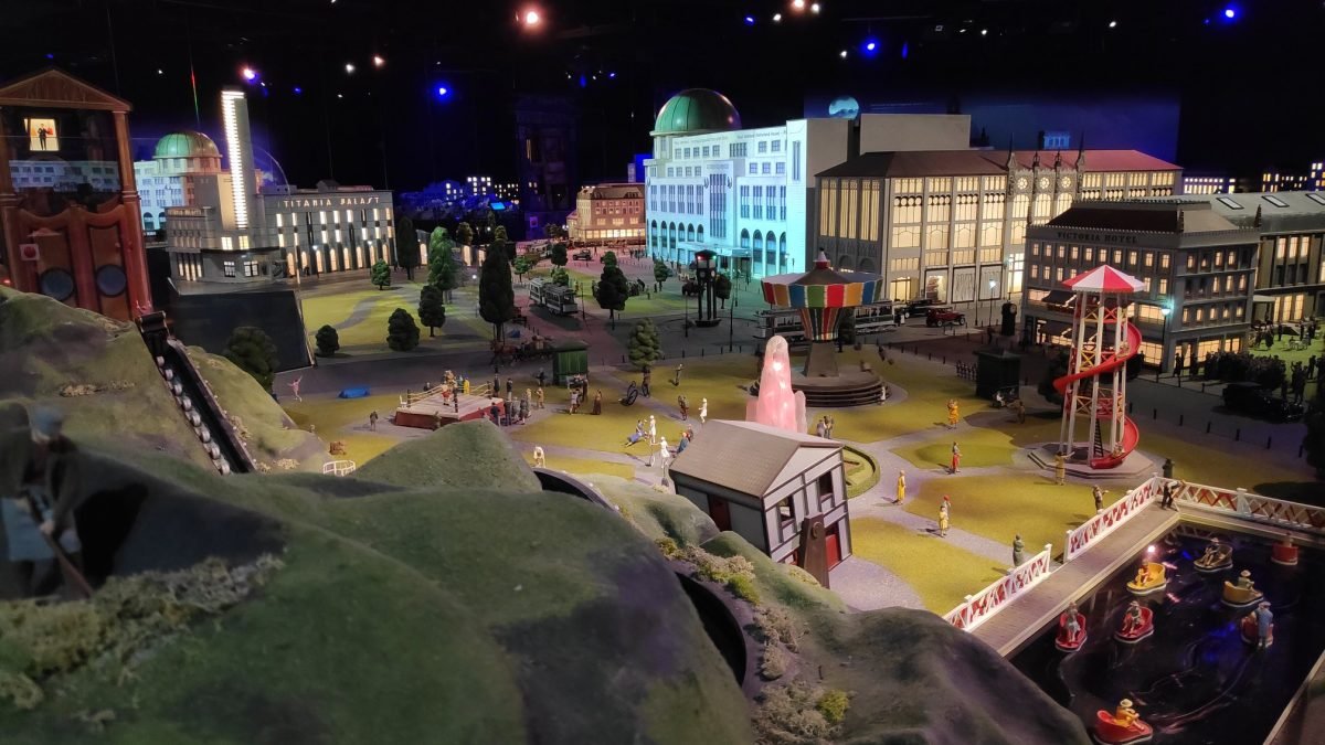 Park rozrywki na makiecie Little BIG City