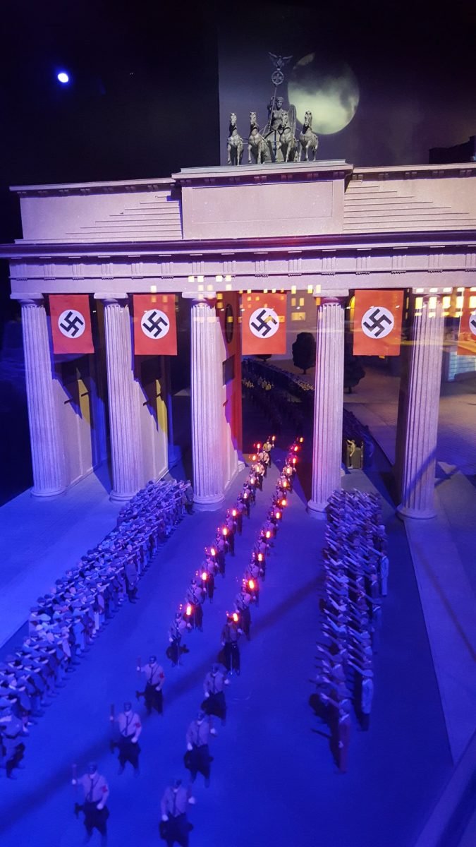 Pochód nazistów przy Bramie Brandenburskiej – makieta Little BIG City