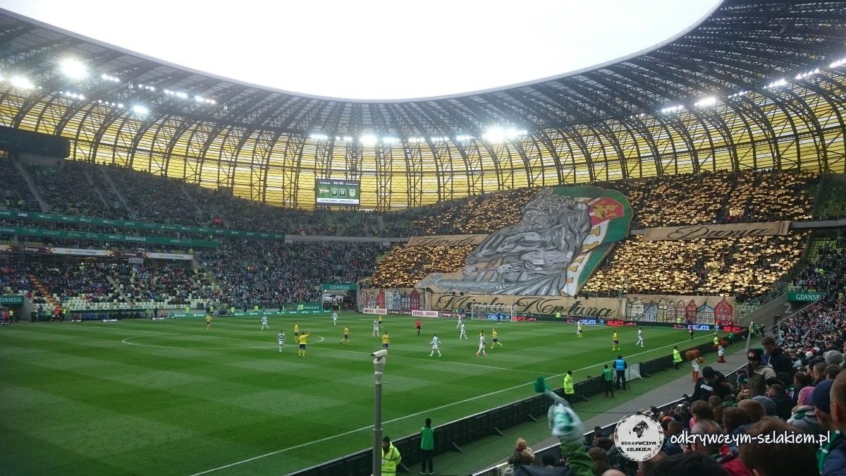 Oprawa kibiców Lechii Gdańsk na trybunie podczas derbów Trójmiasta z Arką Gdynia w kwietniu 2017 roku