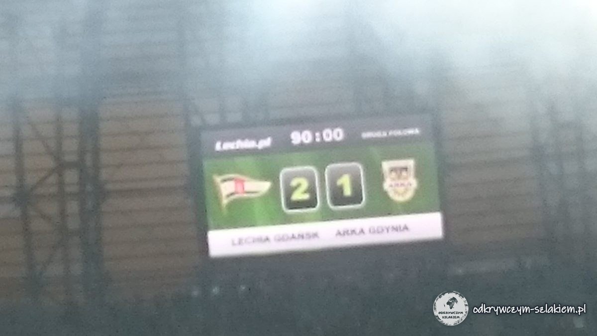 Telebim z końcowym wynikiem 2:1 meczu Lechii Gdańsk z Arką Gdynia