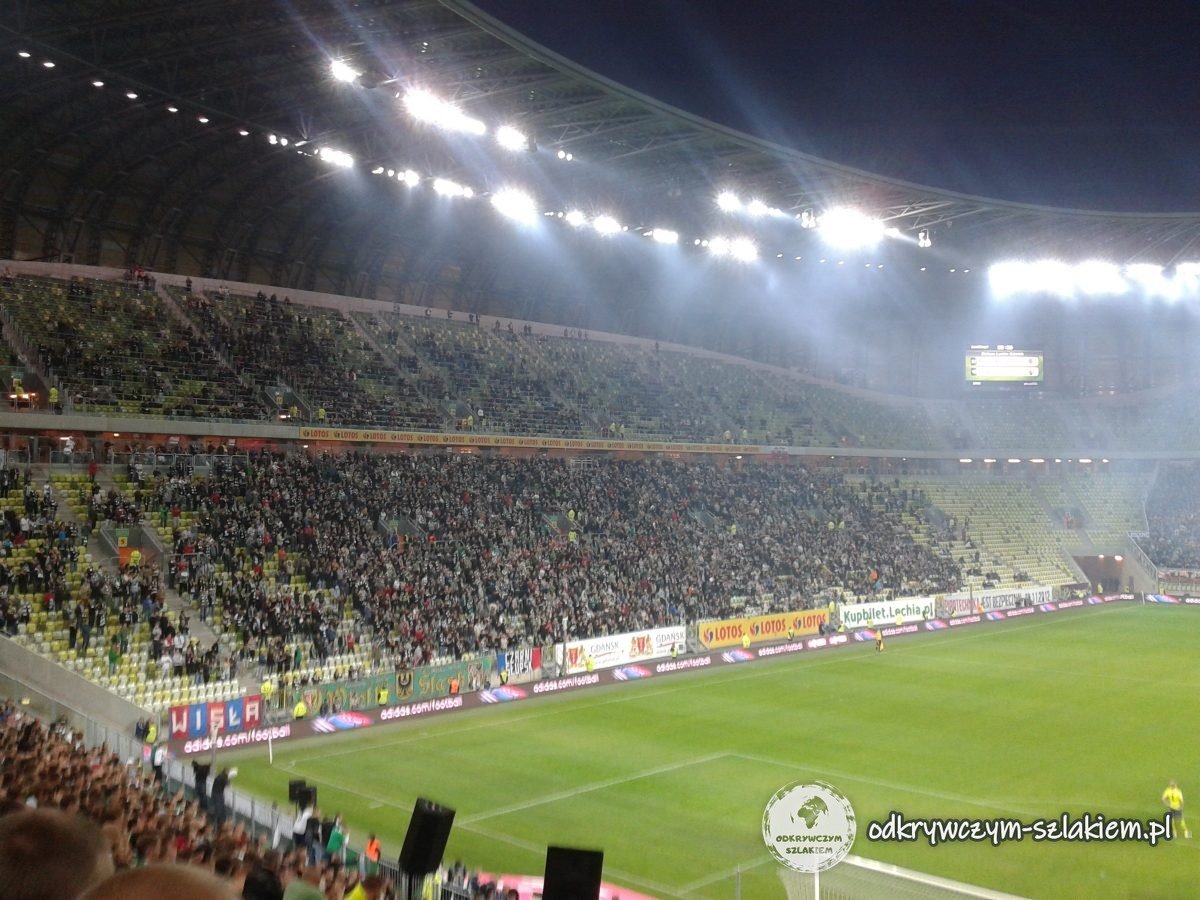 Murawa i pełne trybuny stadionu w Gdańsku w świetle jupiterów podczas meczu z Lechem Poznań