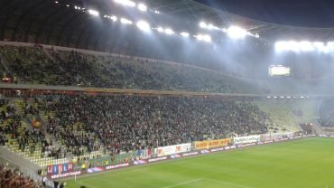 Murawa i pełne trybuny stadionu w Gdańsku w świetle jupiterów podczas meczu z Lechem Poznań