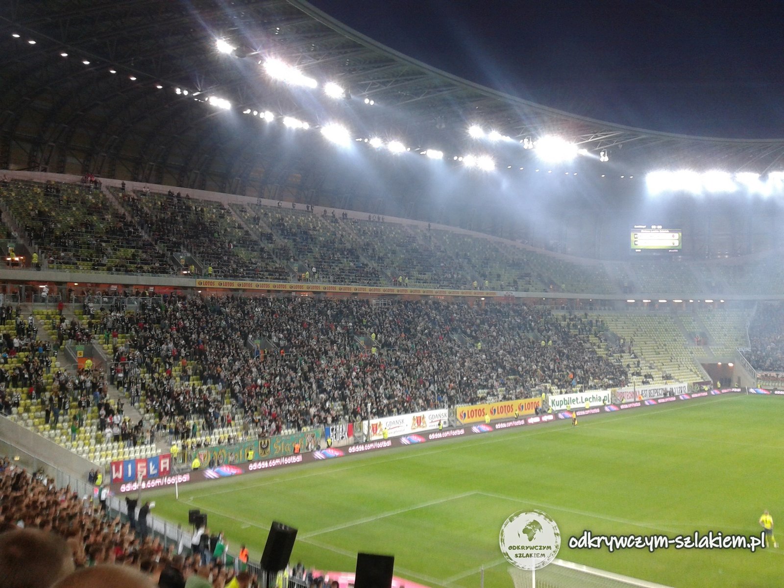 Murawa i pełne trybuny stadionu w Gdańsku w świetle jupiterów podczas meczu z Lechem Poznań