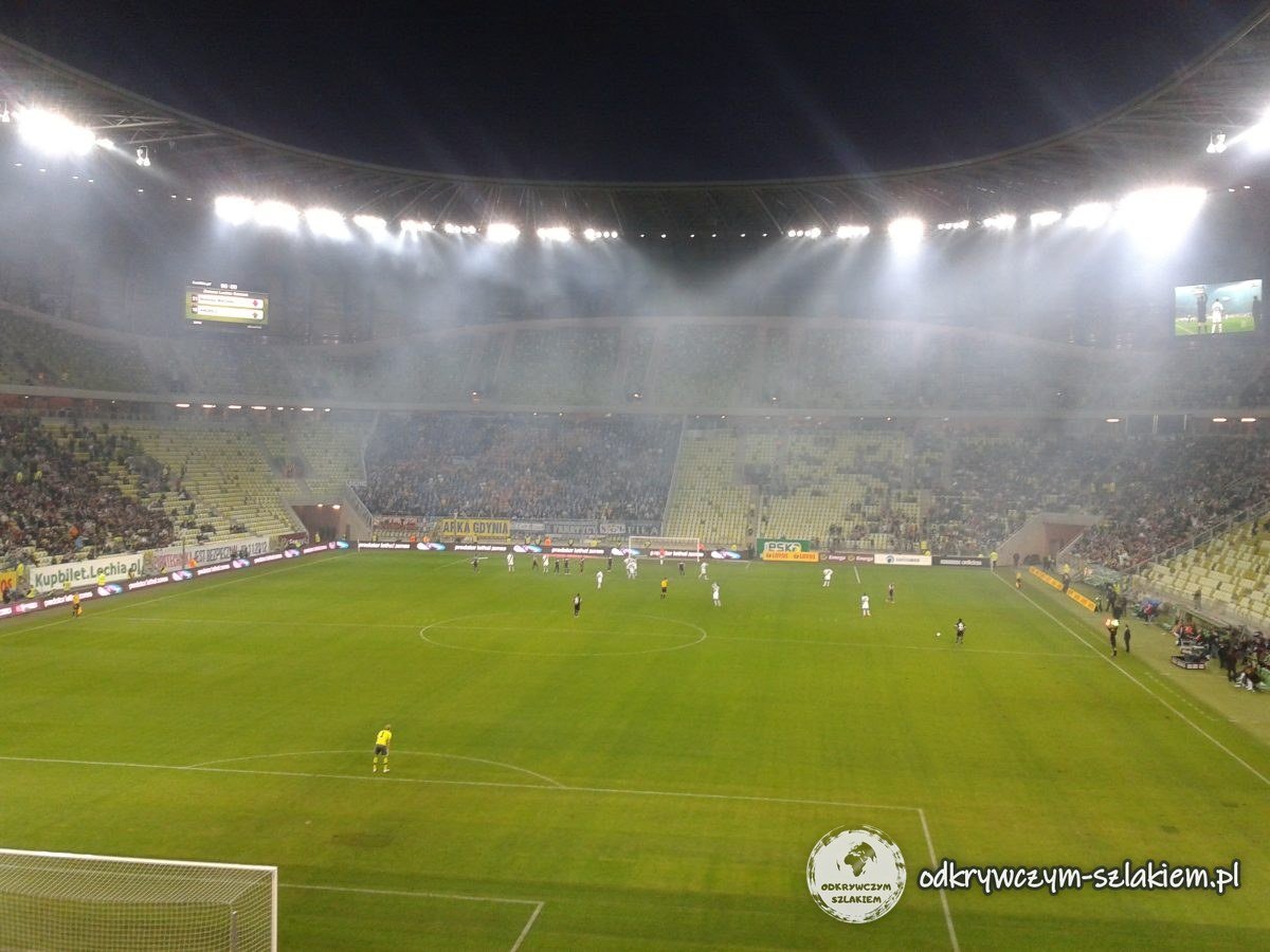 Wieczorny mecz Lechii Gdańsk z Lechem Poznań na stadionie w Gdańsku we wrześniu 2012 roku