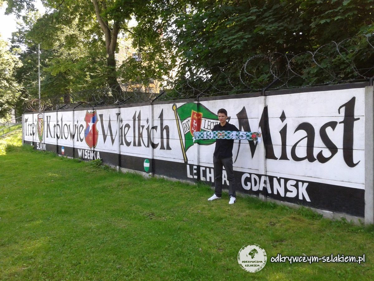Mural kibiców „Królowie Wielkich Miast – Lechia Gdańsk” na murze przy stadionie przy ulicy Traugutta