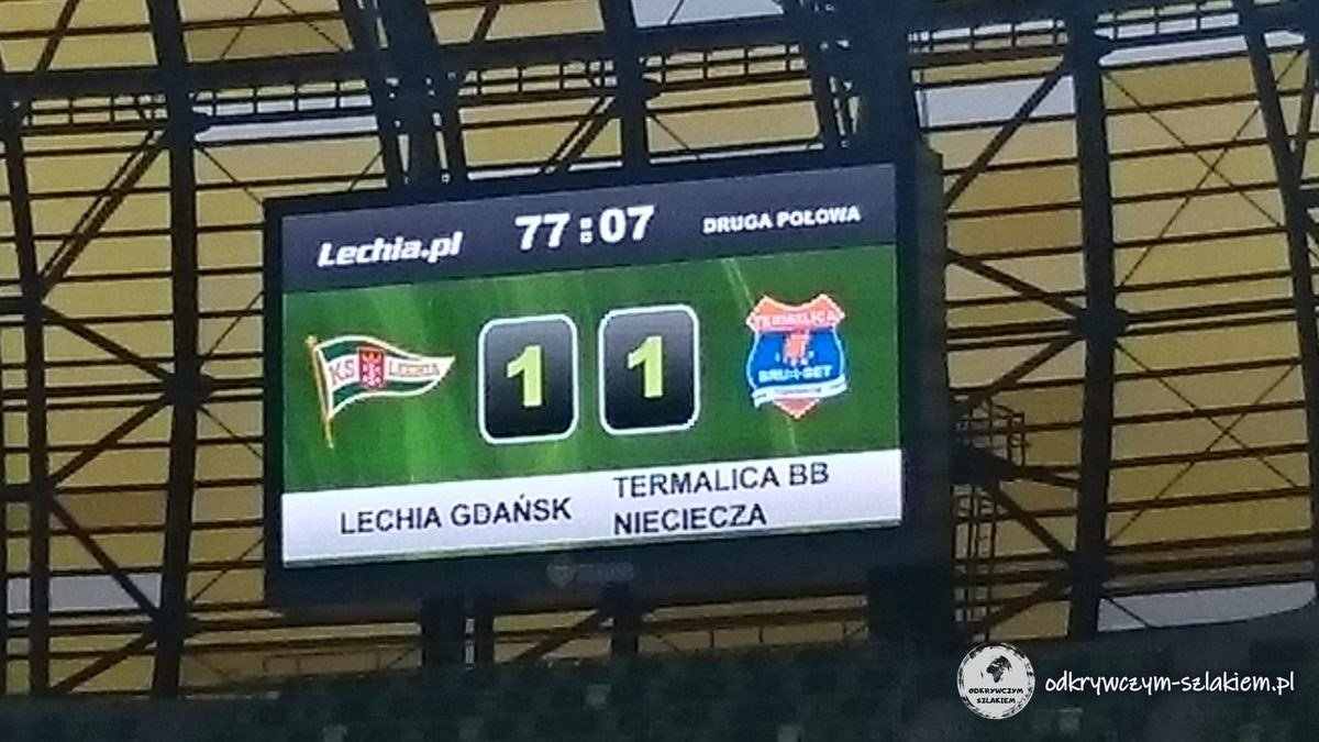 Telebim z wynikiem 1:1 meczu Lechii Gdańsk z Termaliką w 77. minucie