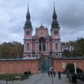 Barokowa bazylika z dwiema wieżami i dziedziniec sanktuarium w Świętej Lipce jesienią