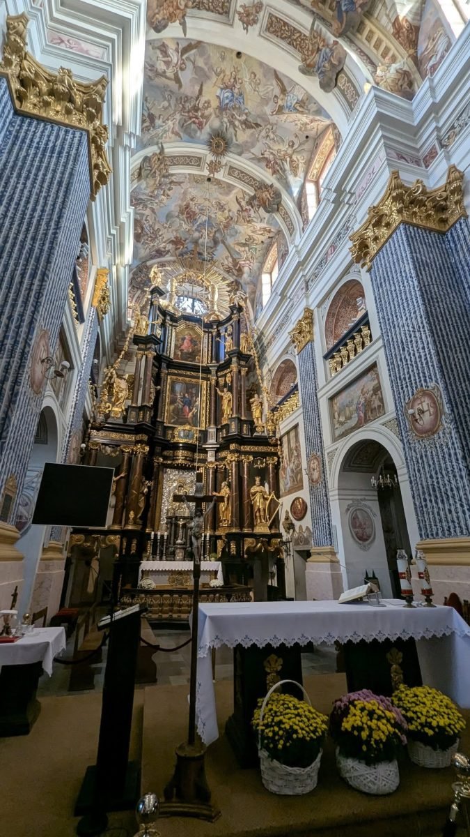 Nawa bazyliki w Świętej Lipce z ołtarzem i chryzantemami na Wszystkich Świętych