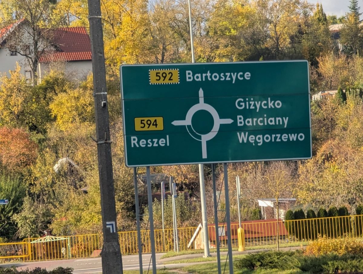 Drogowskaz w Kętrzynie z kierunkami na Reszel, Bartoszyce, Giżycko i Węgorzewo