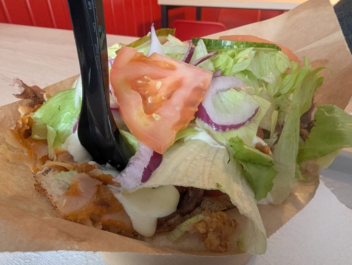 Kebab z sałatą, pomidorem i cebulą zjedzony w Kętrzynie