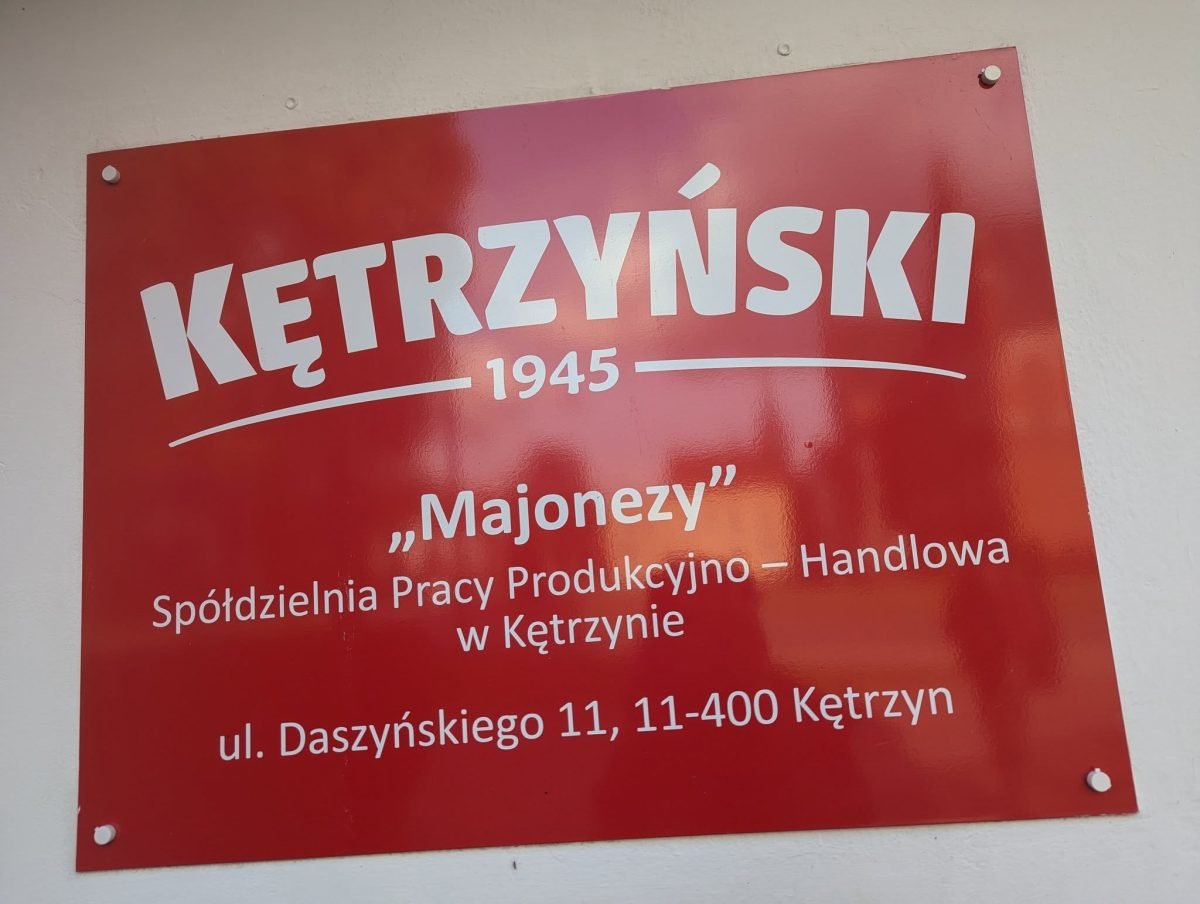 Czerwona tablica spółdzielni „Majonezy” – producenta Majonezu Kętrzyńskiego w Kętrzynie
