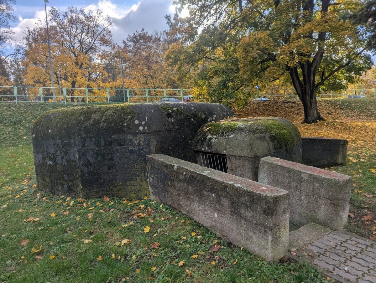 Betonowe schrony przeciwodłamkowe OPL z 1942 roku w Kętrzynie wśród jesiennych drzew