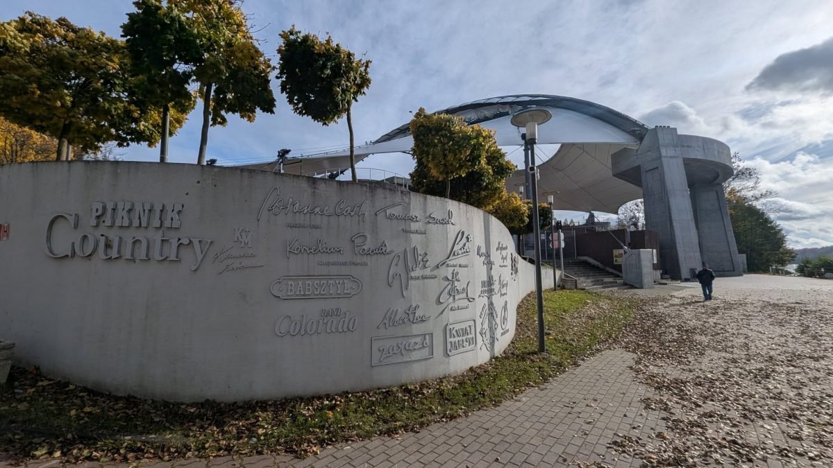 Betonowy mur z napisem „Piknik Country” przy amfiteatrze w Mrągowie