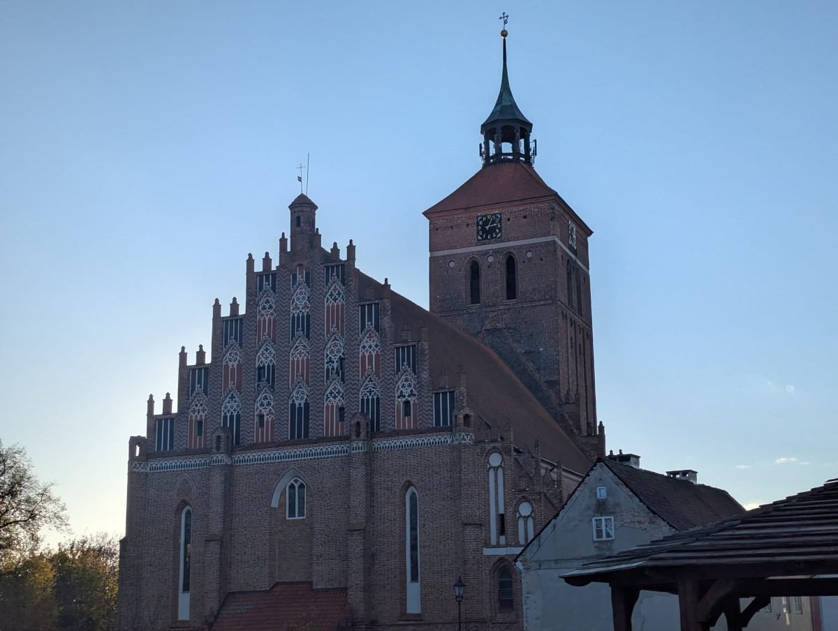 Gotycki kościół św. Apostołów Piotra i Pawła z wieżą w Reszlu