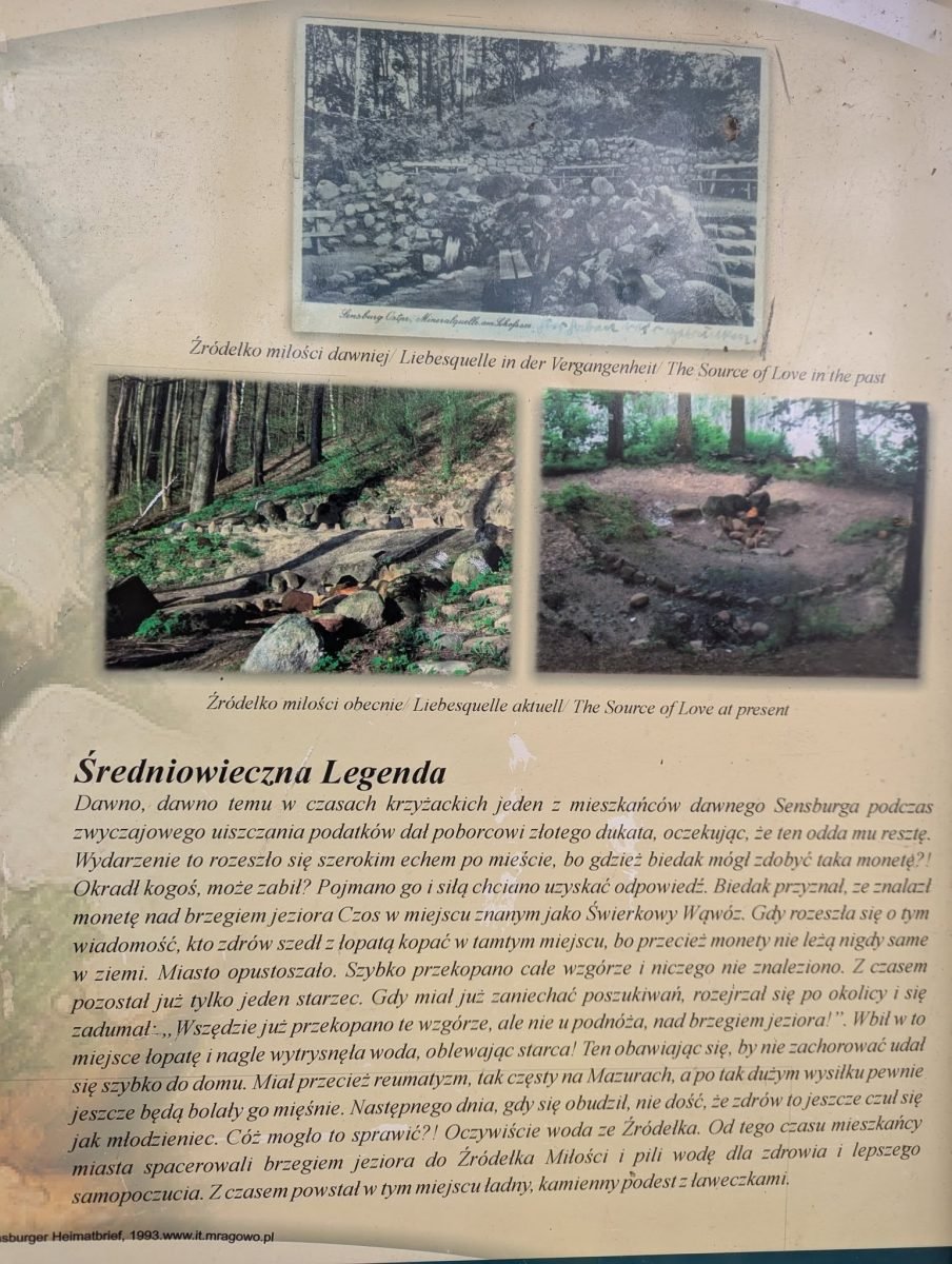 Tablica ze średniowieczną legendą o Źródełku Miłości i dawnymi zdjęciami źródła w Mrągowie