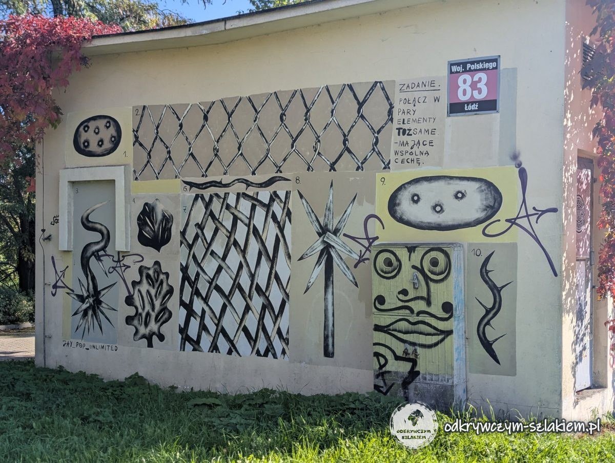 Mural z ponumerowanymi czarnymi rysunkami i napisem „Zadanie. Połącz w pary elementy tożsame” na ścianie budynku obok Centrum Dialogu im. Marka Edelmana w Łodzi