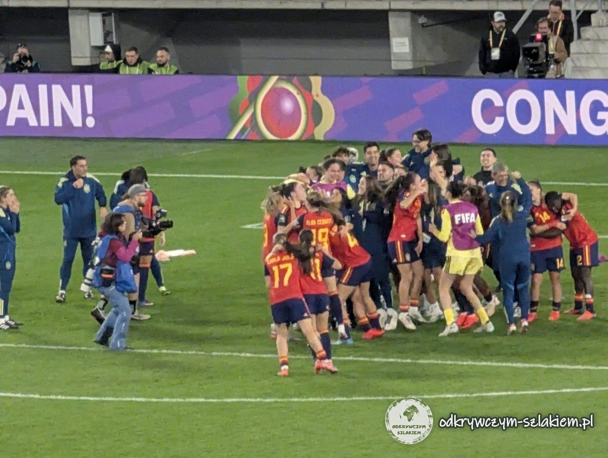Piłkarki Hiszpanii świętują na murawie zwycięstwo w finale mistrzostw świata FIFA kobiet do lat 20 w Łodzi