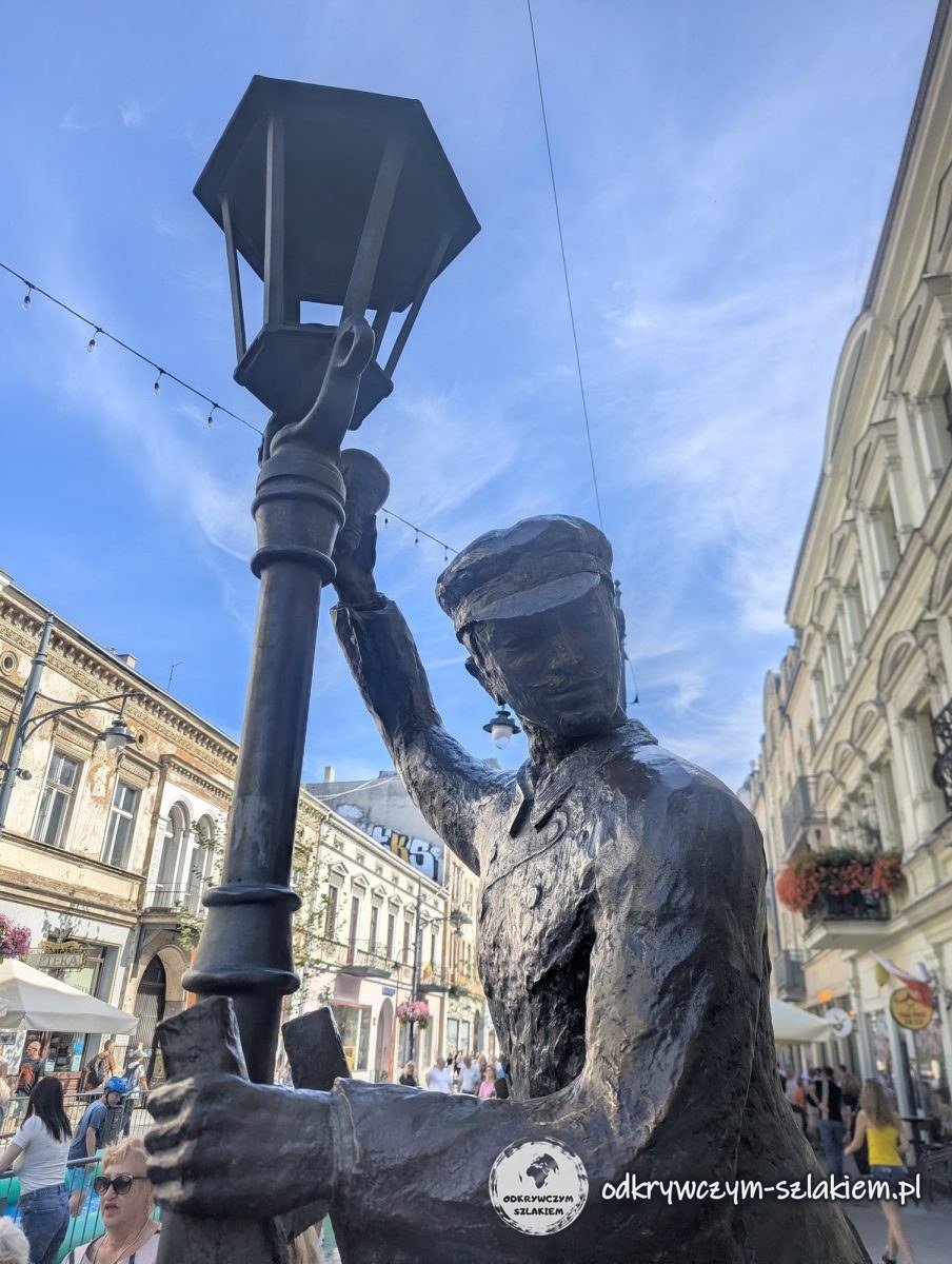 Pomnik Lampiarza zapalającego latarnię na ulicy Piotrkowskiej w Łodzi