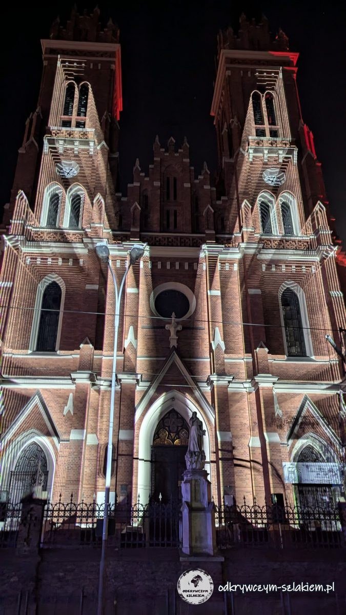 Neogotycki kościół przy placu Kościelnym w Łodzi z mappingiem podczas Light.Move.Festival