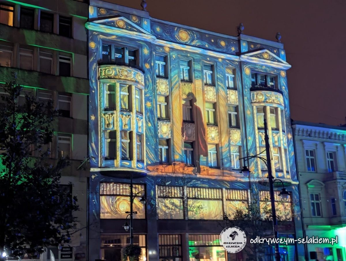 Kolorowy mapping na fasadzie kamienicy przy Piotrkowskiej podczas Light.Move.Festival w Łodzi