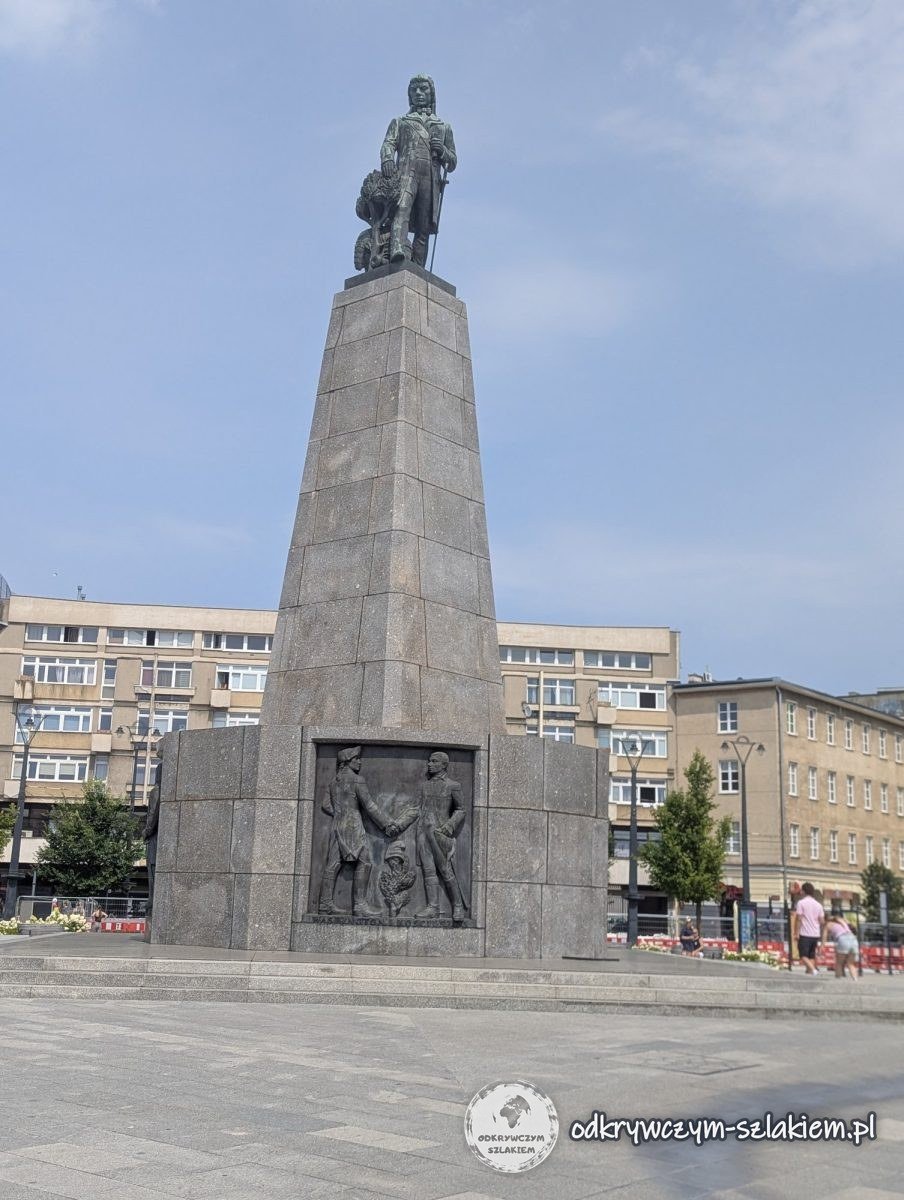 Pomnik Tadeusza Kościuszki na wysokim cokole na placu Wolności w Łodzi