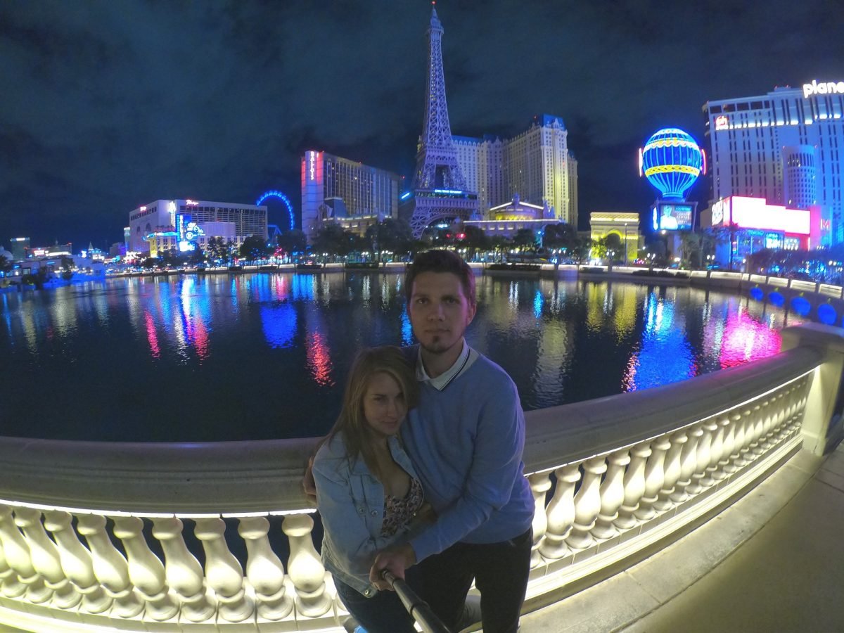 Nocą nad jeziorem przed hotelem Bellagio w Las Vegas, w tle replika wieży Eiffla