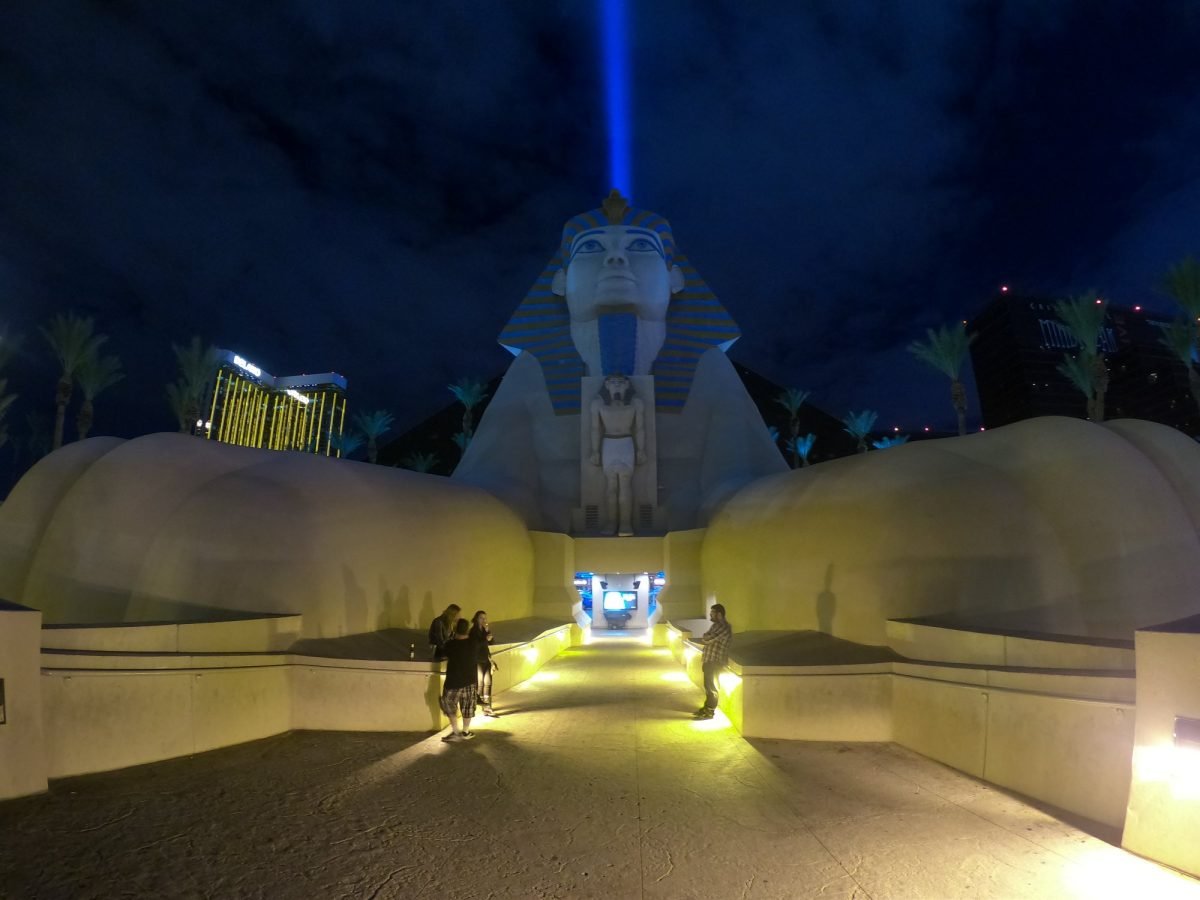 Sfinks i piramida hotelu Luxor w Las Vegas nocą, z wiązką światła nad szczytem