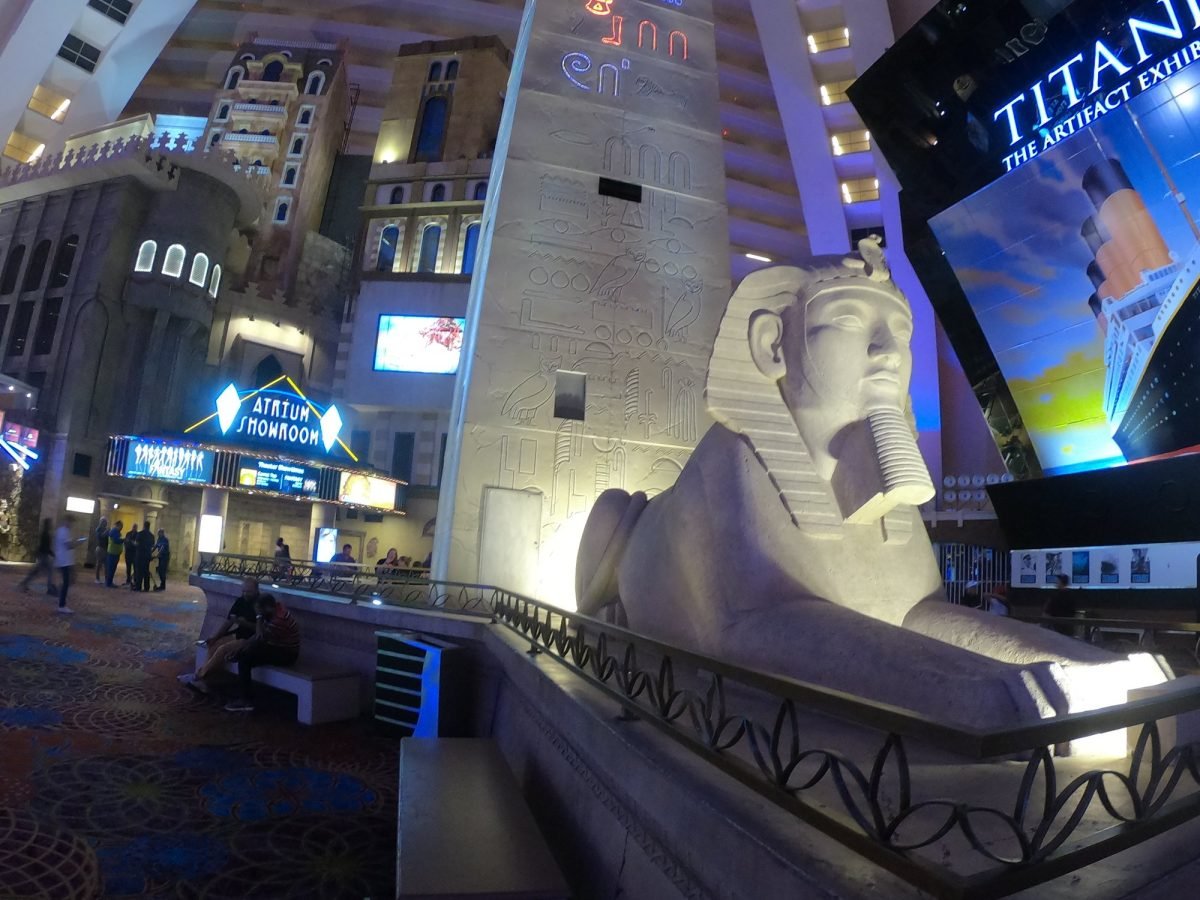 Rzeźba sfinksa we wnętrzu hotelu Luxor w Las Vegas