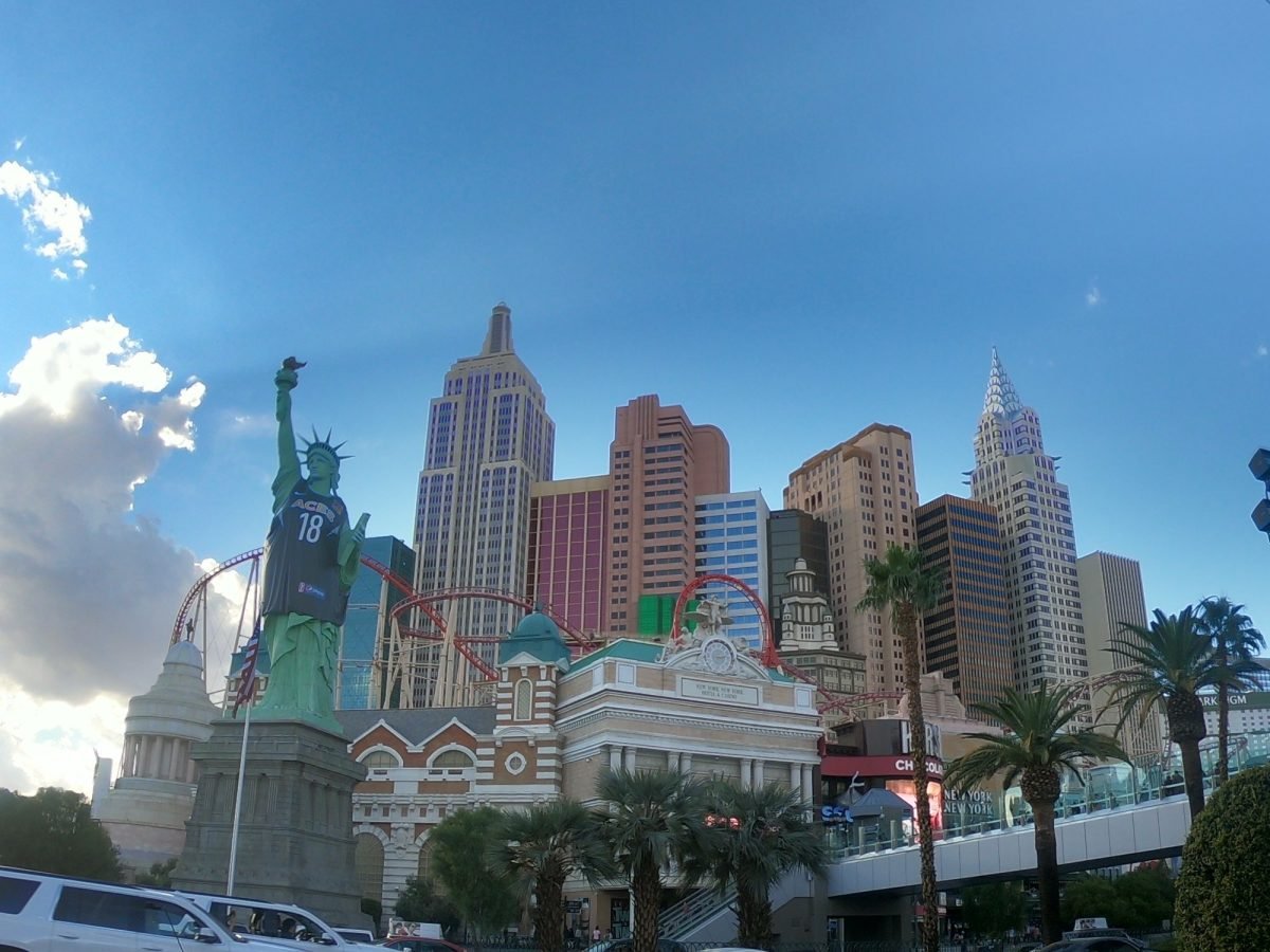 Replika Statui Wolności i nowojorskich wieżowców przy hotelu New York-New York w Las Vegas