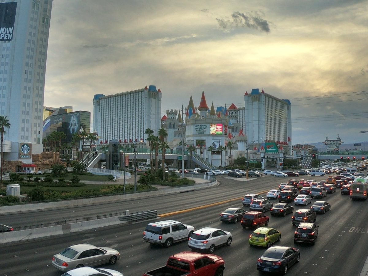 Las Vegas Strip za dnia – ruch na ulicy i zamek hotelu Excalibur