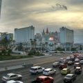 Las Vegas Strip za dnia – ruch na ulicy i zamek hotelu Excalibur