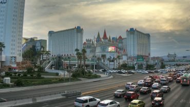 Las Vegas Strip za dnia – ruch na ulicy i zamek hotelu Excalibur