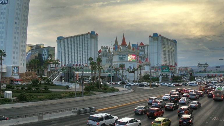 Las Vegas Strip za dnia – ruch na ulicy i zamek hotelu Excalibur