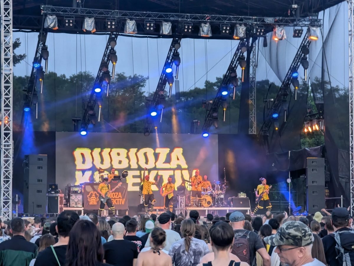 Koncert zespołu Dubioza Kolektiv na scenie festiwalu 3-majówka we Wrocławiu