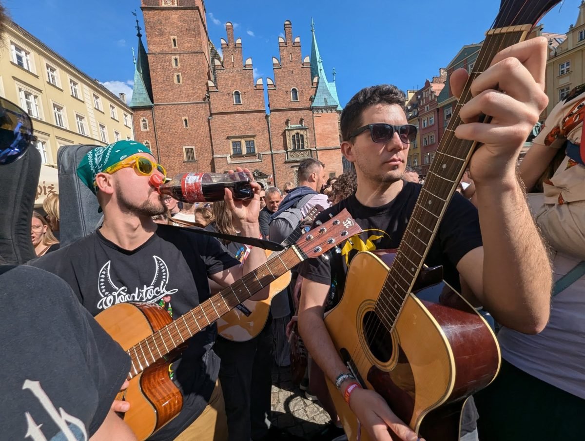 Gitarzyści grają w tłumie na Rynku we Wrocławiu podczas bicia Gitarowego Rekordu Guinnessa 2025