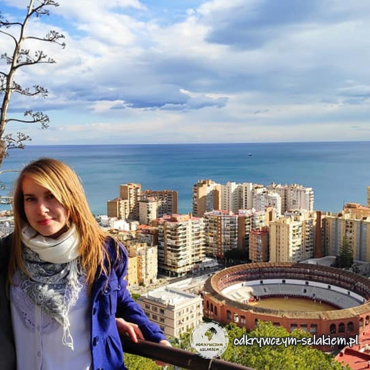 Maciek i Patrycja na punkcie widokowym pod Gibralfaro, w dole arena La Malagueta i port w Maladze
