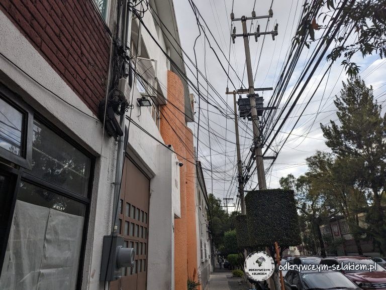 Ulica w Mexico City z plątaniną kabli elektrycznych zwisających nad chodnikiem