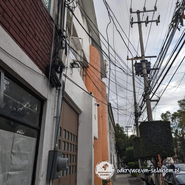 Ulica w Mexico City z plątaniną kabli elektrycznych zwisających nad chodnikiem