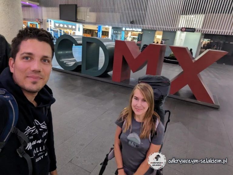 Z Patrycją przy napisie CDMX na lotnisku w Mexico City po przylocie