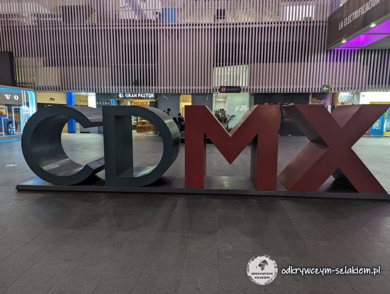 Napis CDMX na lotnisku w Mexico City po przylocie