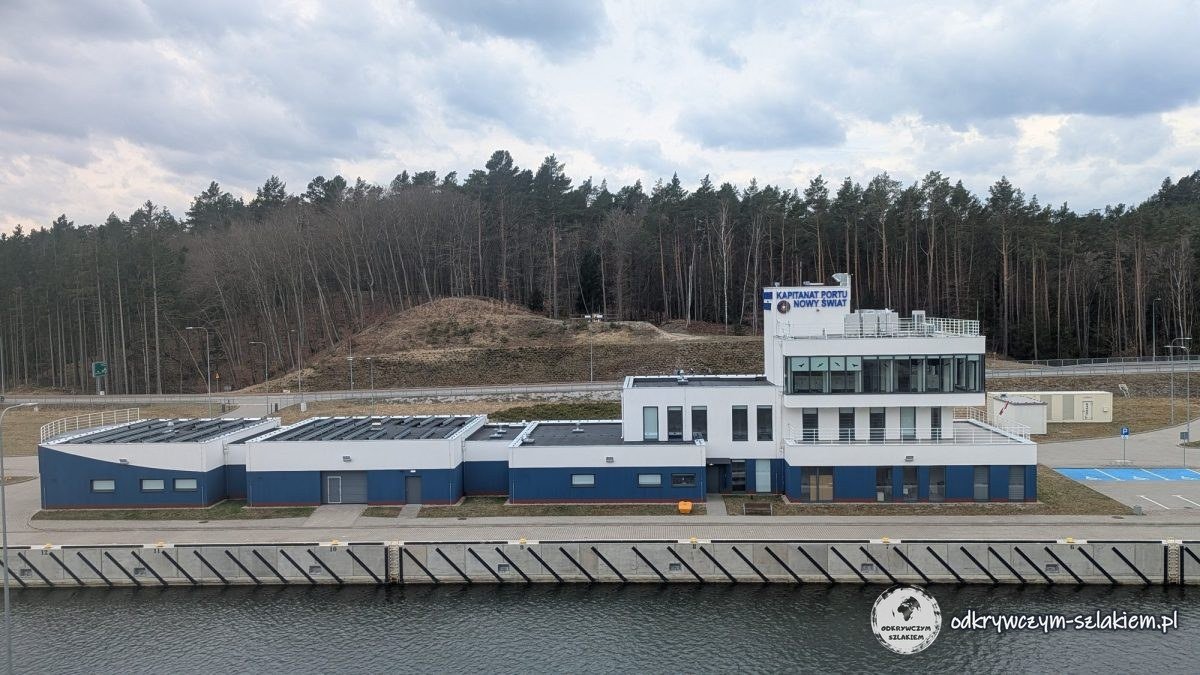 Edificio blanco y azul de la capitanía del puerto de Nowy Świat junto al canal de la Lengua del Vístula